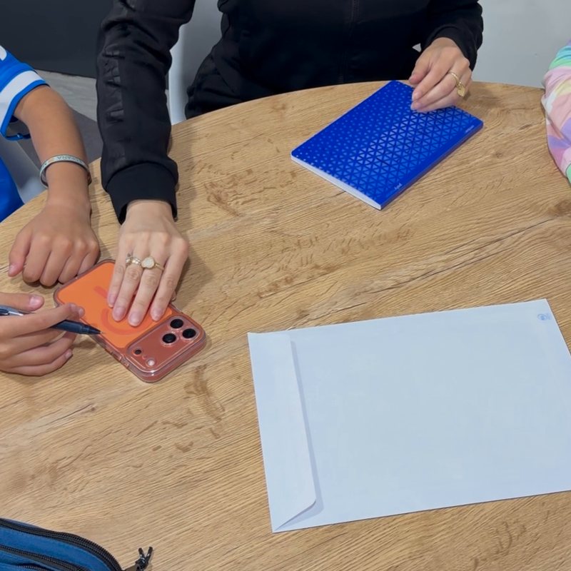 Envelope do caso na mesa e o celular virado para baixo